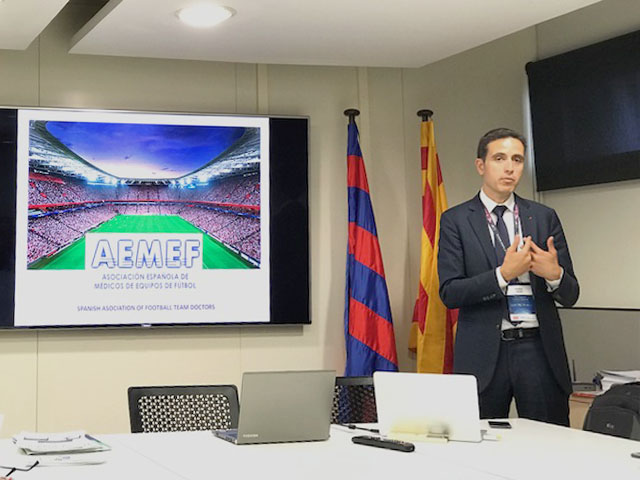 D. Medina, Responsabile dello Staff Sanitario del Barcelona F.C., illustra le finalità della AEMEF (Asociacion Espanola de Medicos de Equipos de Futbol)